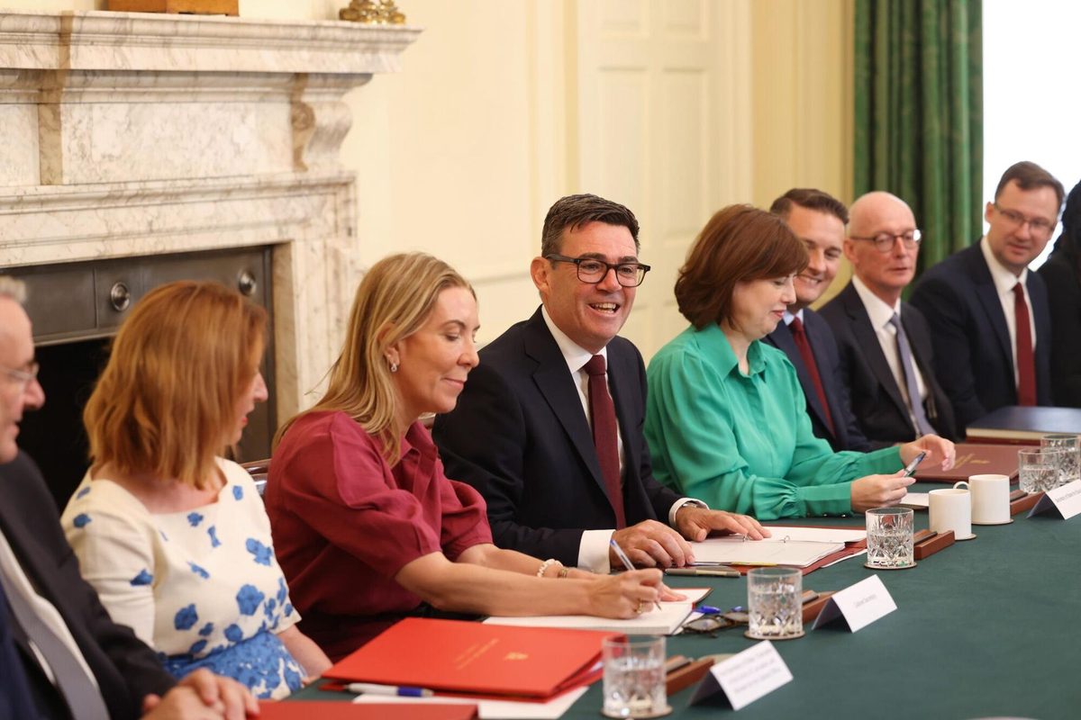 Burnham pide priorizar el alivio del coste de la vida en la primera reunión de su Gabinete