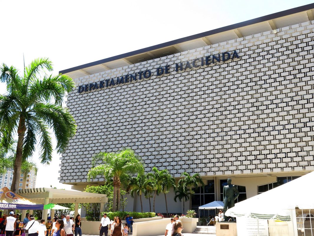 Exfuncionario de Hacienda y empresaria admiten fraude de $665,693 en contribuciones