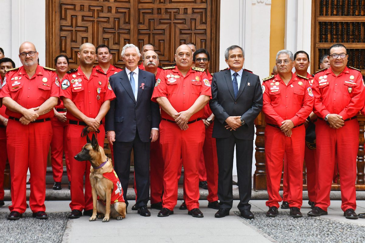 Perú condecora a cuarenta rescatistas que participaron en labores de búsqueda en Venezuela