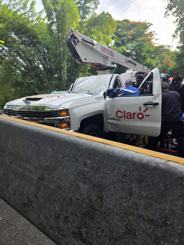 Conductor resulta herido al impactar barra de altura en puente de Ciales