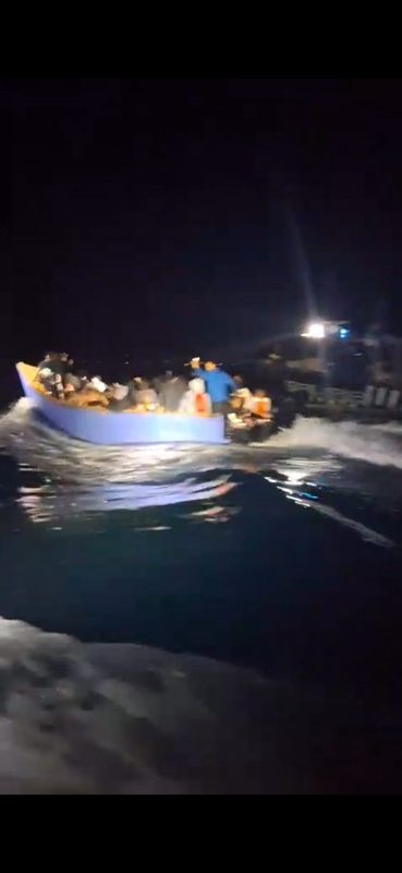 Autoridades detienen a 37 migrantes y un ciudadano estadounidense en dos intervenciones marítimas