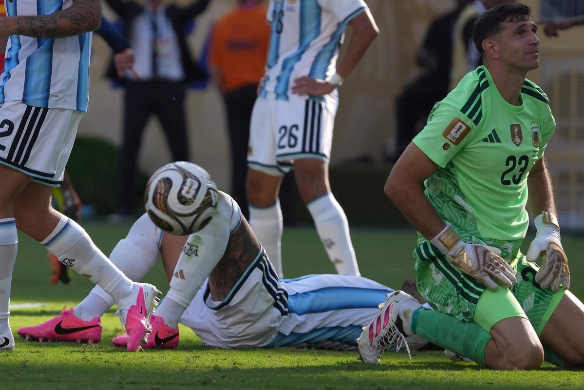‘Dibu’ Martínez pone en duda su continuidad en selección argentina tras derrota con España