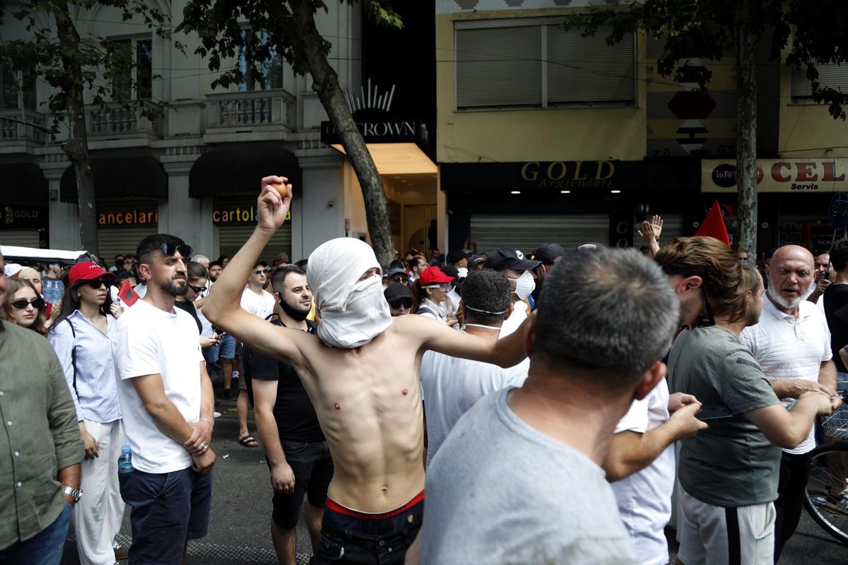 Cuatro heridos en los choques frente al Parlamento albanés contra los proyectos de la familia Trump