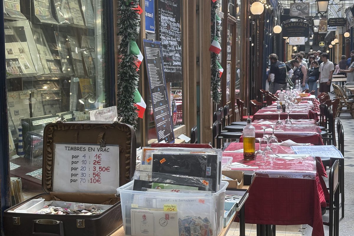 Comer entre álbumes de sellos: la filatelia resiste en el pasaje más antiguo de París