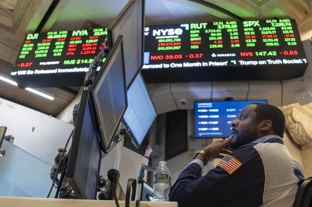 Wall Street se modera y abre mixto tras la bajada del precio del petróleo