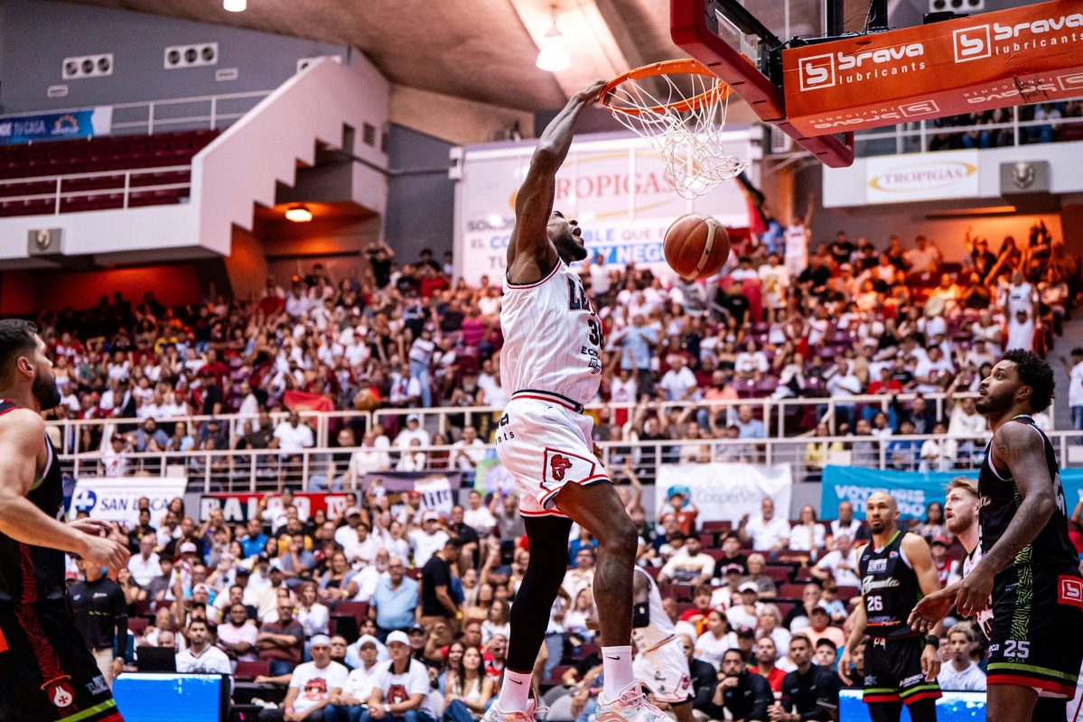 Leones nivelan la semifinal al derrotar a los Santeros