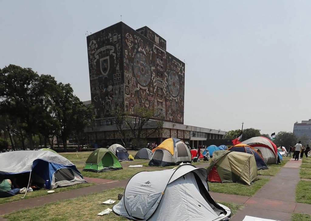 Admitidos en universidad mexicana piden respetar proceso pese a sospecha de trampas con IA