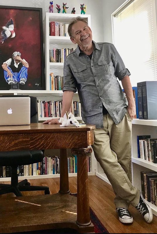 Fallece el escritor Benjamin Alire Sáenz, referente de la literatura latina en EE.UU.