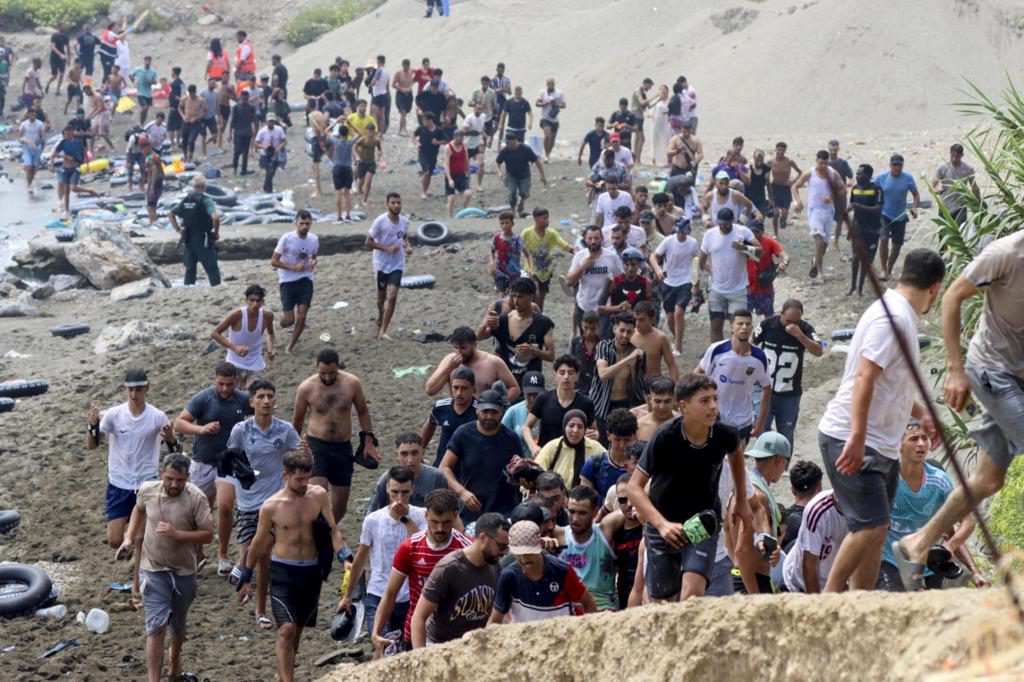 El caos se apodera de la frontera entre Ceuta y Marruecos