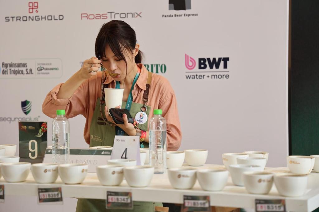 Un geisha lavado floral y dulce gana una competencia en Panamá e irá a una subasta mundial