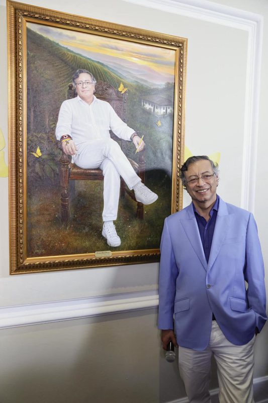 Petro devela su retrato en galería de expresidentes de Colombia a días de dejar el cargo