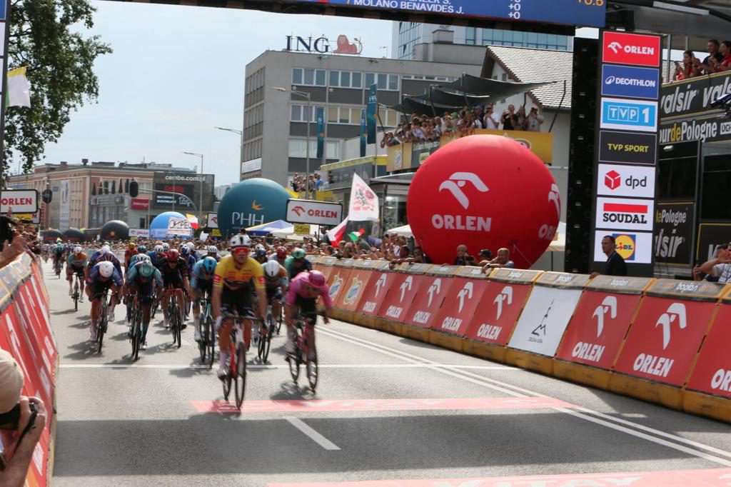 Jonathan Milan sigue dominando el Tour de Polonia con su tercer triunfo consecutivo