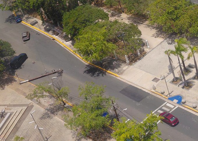 LUMA atiende emergencia en avenida De Diego por poste caído