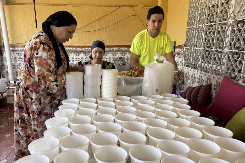 Sabah, la mujer que ofrece comidas en la crisis migratoria de Ceuta: «Estamos agotados»