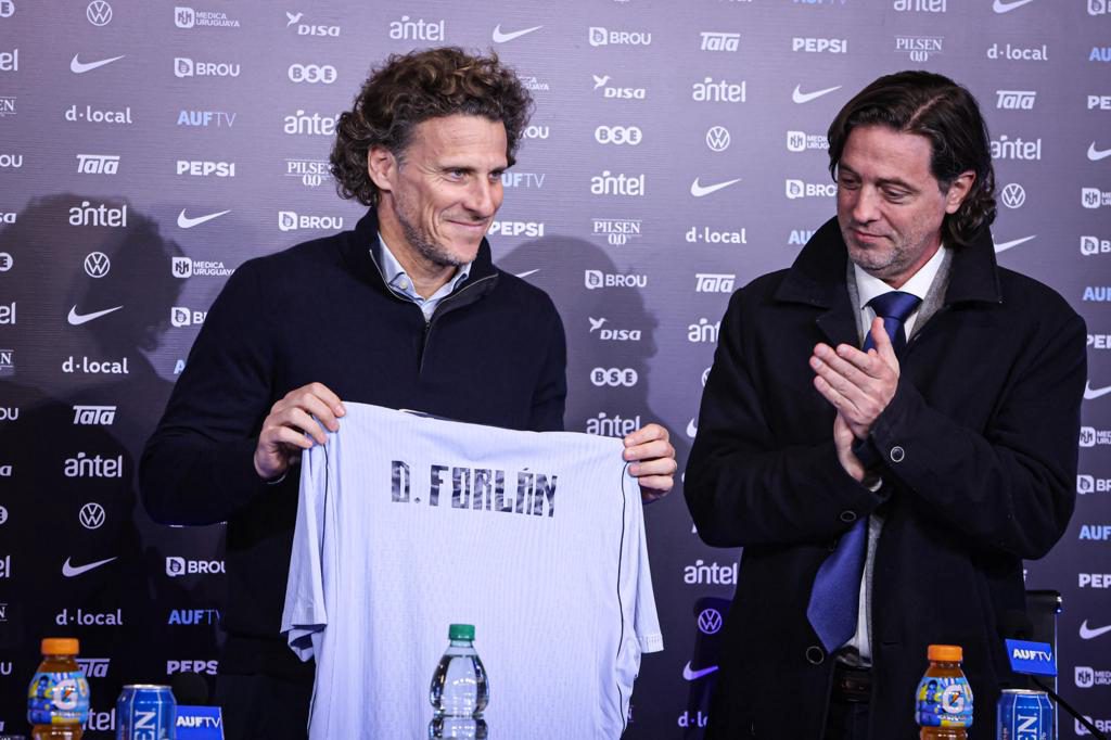 Diego Forlán abre las puertas de la selección a Luis Suárez: «¿Por qué no?»