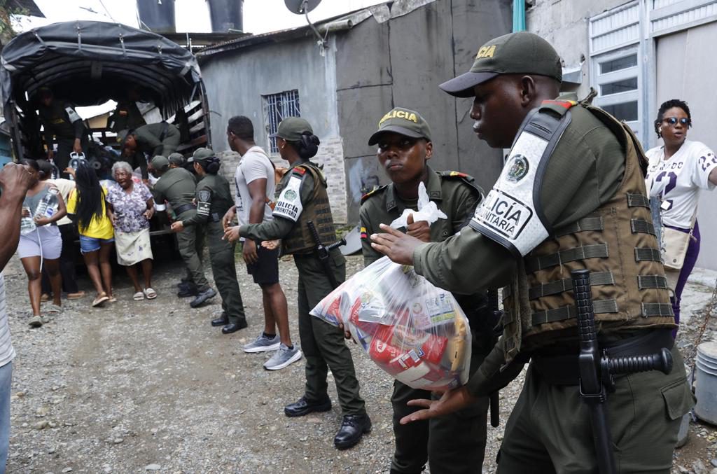Ayuda humanitaria, incluida la del futbolista Jhon Arias, llega a víctimas del terremoto