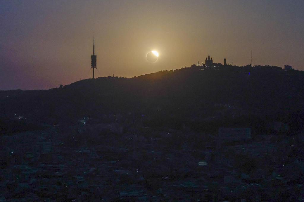 Barcelona vive el eclipse en los miradores y entre el silencio y los aplausos