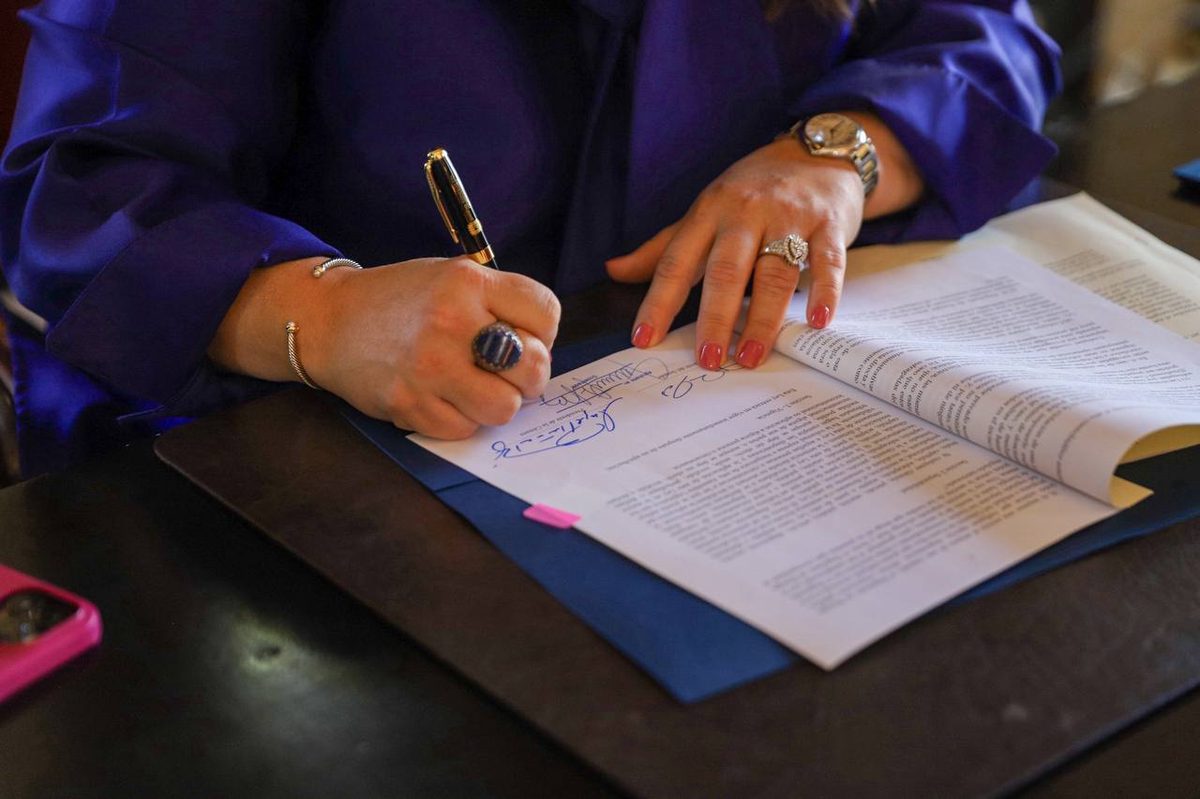 Gobernadora veta 10 medidas, imparte un veto de línea y firma 7