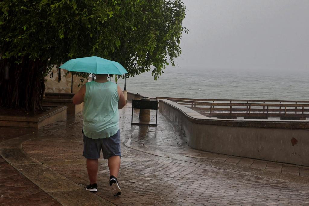 Una onda tropical trae aguaceros con riesgo elevado de inundaciones