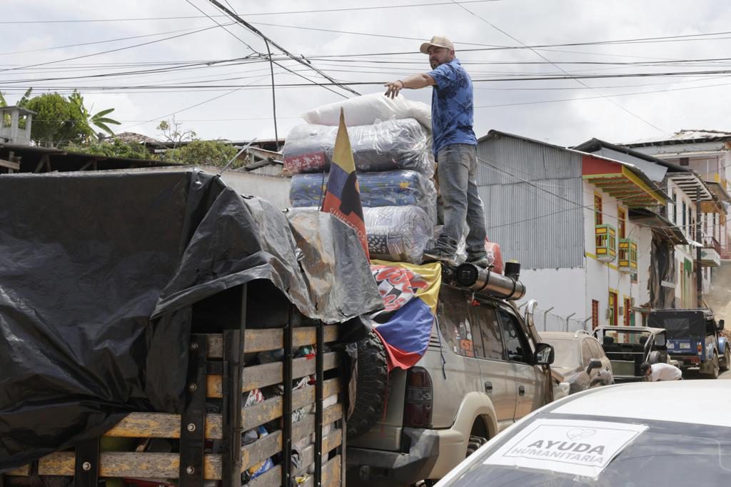 Los vehículos de ‘Ayuda humanitaria’ se toman las carreteras de Colombia ante la tragedia