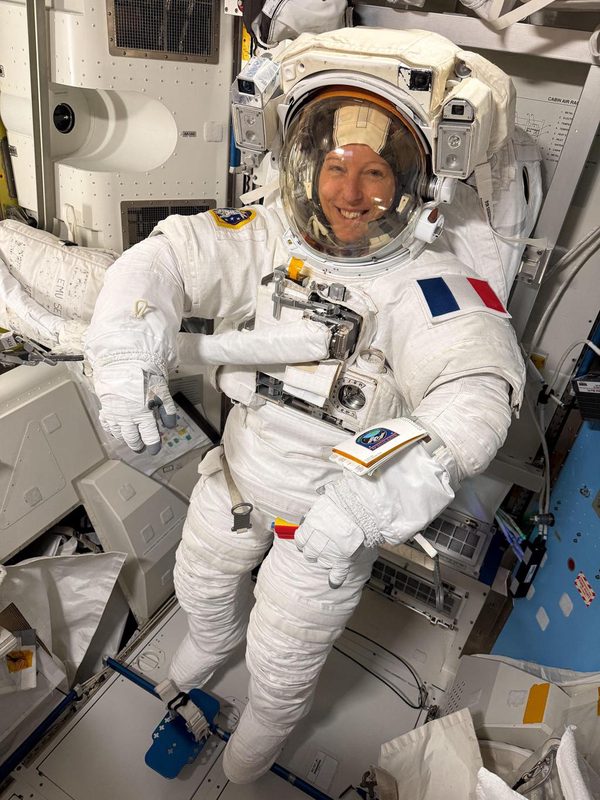 La astronauta Sophie Adenot es la primera mujer francesa en realizar una caminata espacial