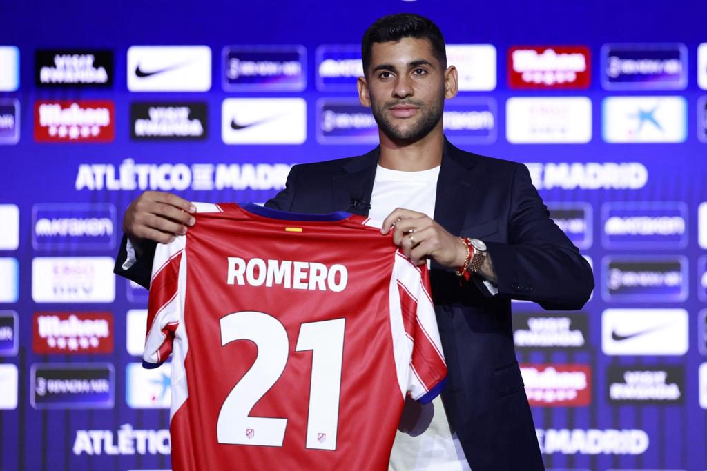 ‘Cuti’ Romero lucirá el número 21; Vargas pasa al 3, a la espera de una posible salida