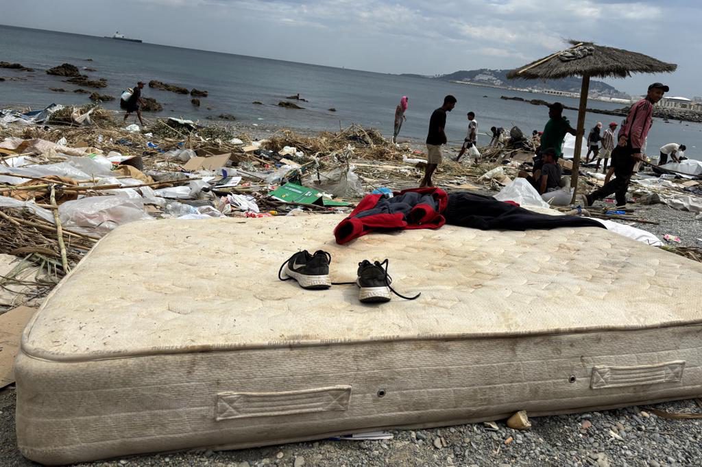 500 migrantes magrebíes vuelven a la playa de Ceuta tras ser trasladados a otras zonas