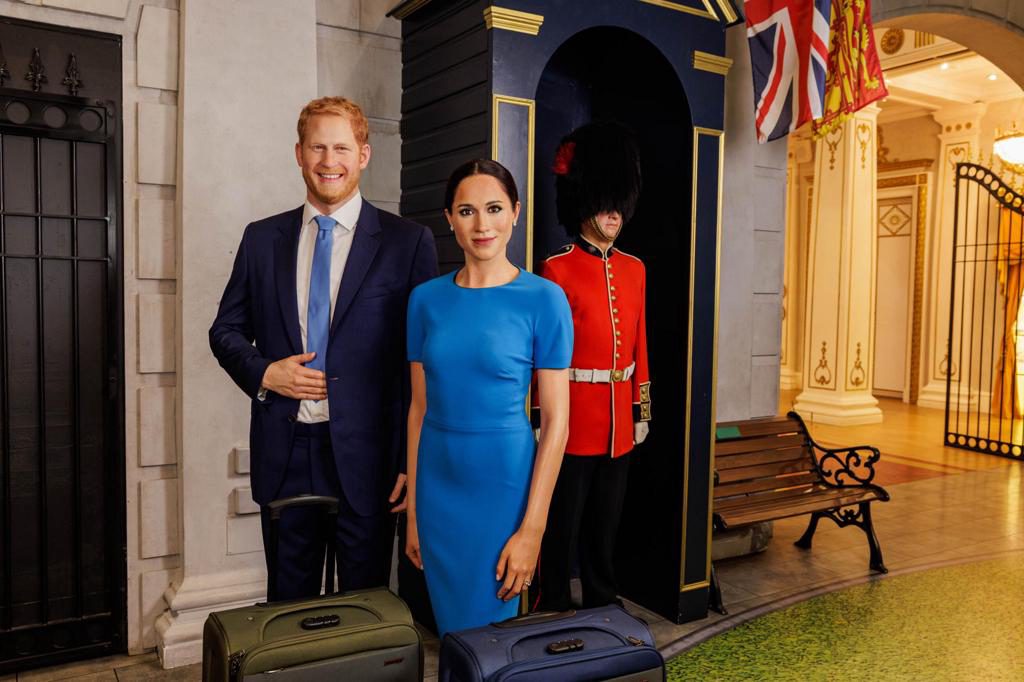 Museo de cera Madame Tussaud «actualiza» las figuras de Enrique y Meghan con unas maletas