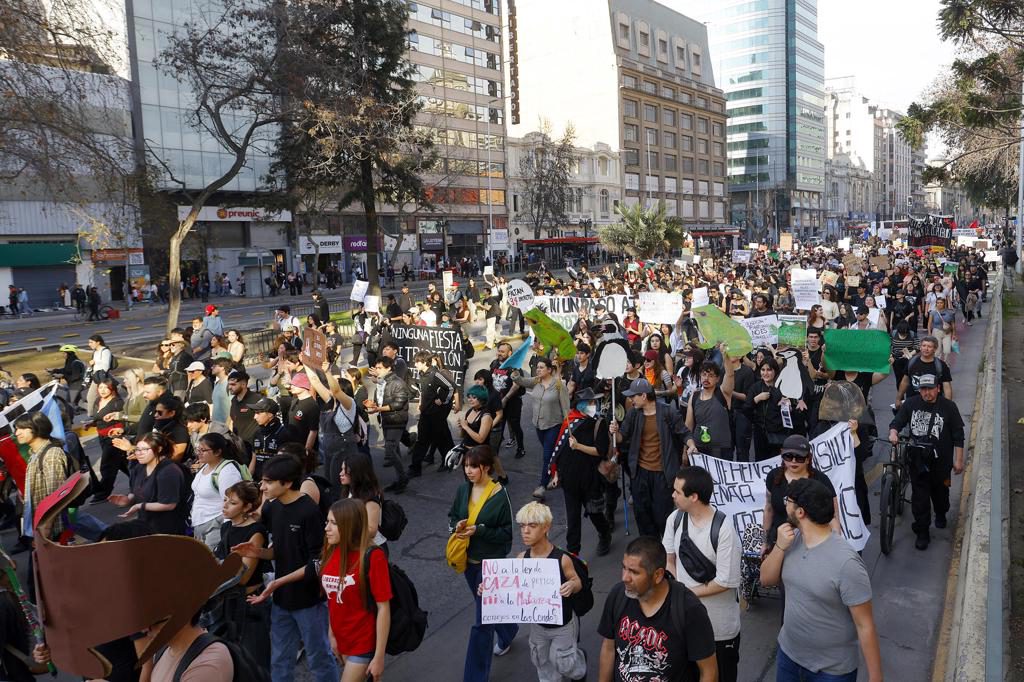 Ambientalistas marchan en Chile contra «retrocesos ambientales» que reclaman a Kast