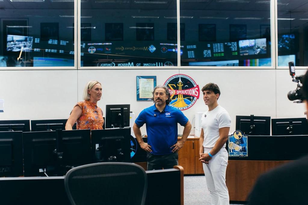‘El Mago Pop’ visita las instalaciones de la NASA en Houston