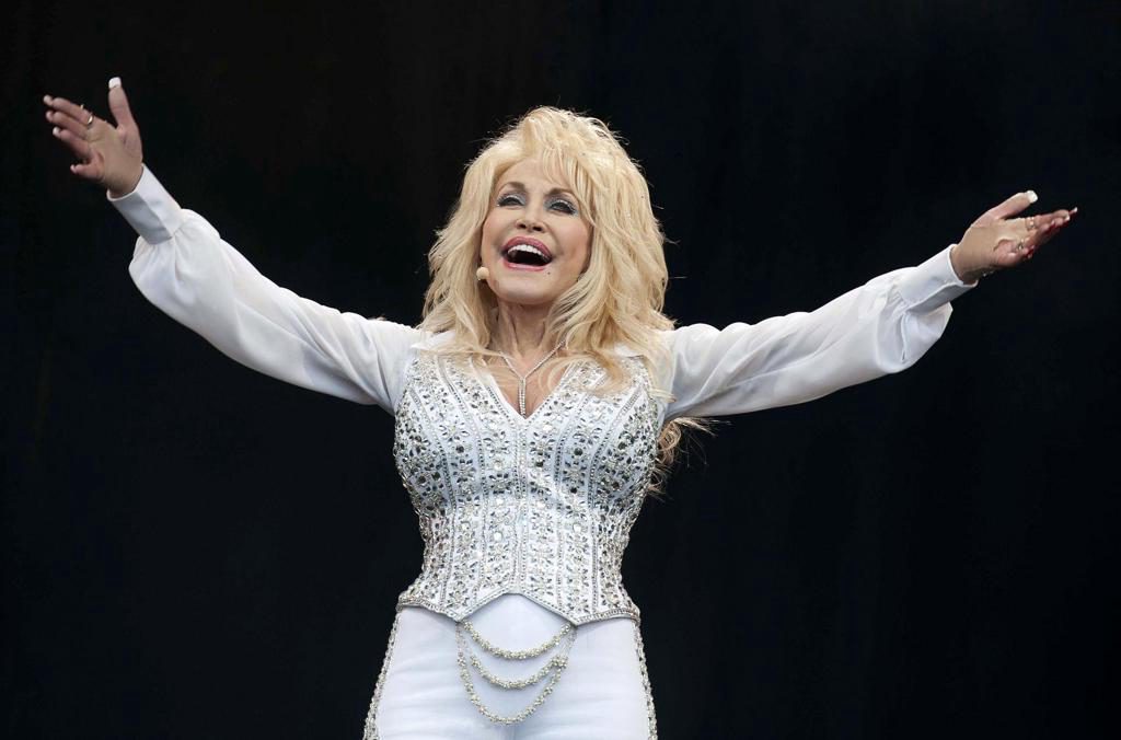 El cambio de guardia de Buckingham homenajea a Dolly Parton con una versión de ‘9 to 5’