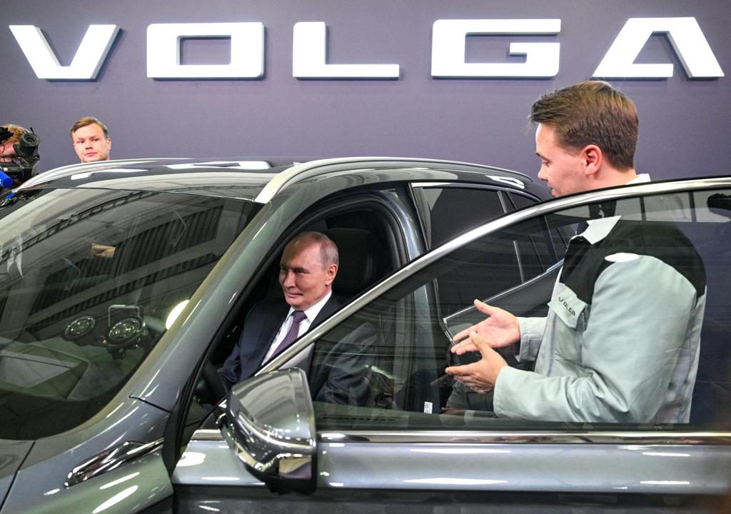 Putin se pone al volante del nuevo Volga diseñado a imagen y semejanza del Geely chino